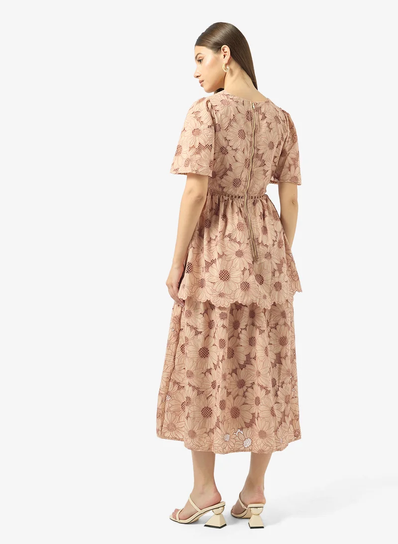 جاست مي فستان بطبعات زهور وياقة على شكل حرف  وطبقات